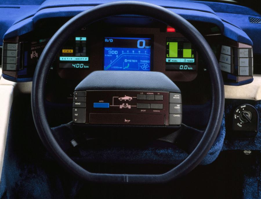 Панель приборов Toyota SV-3 Concept 1983 года  (фото 3 из 4)